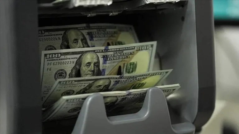 İstanbul serbest piyasada dolar ve euro yeni güne sınırlı değişimle başladı